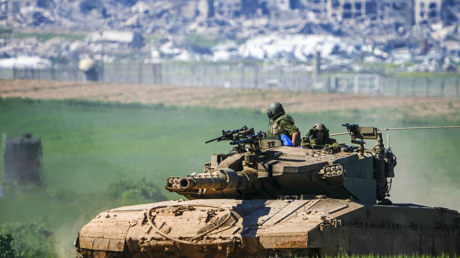 Izraelskí vojaci riadia tank