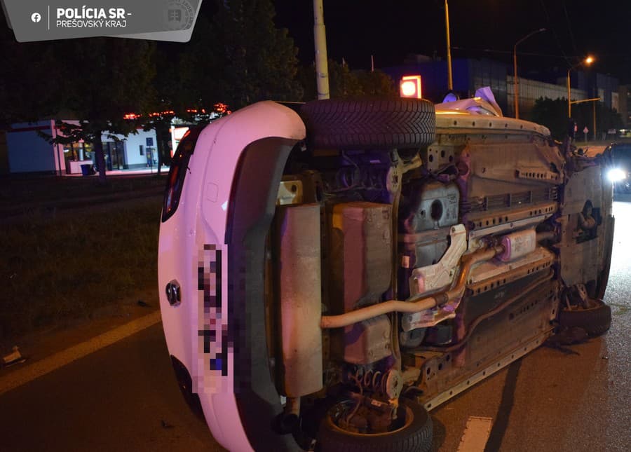 Opitý vodič sa zranil pri náraze vozidla do stĺpa v Prešove.
