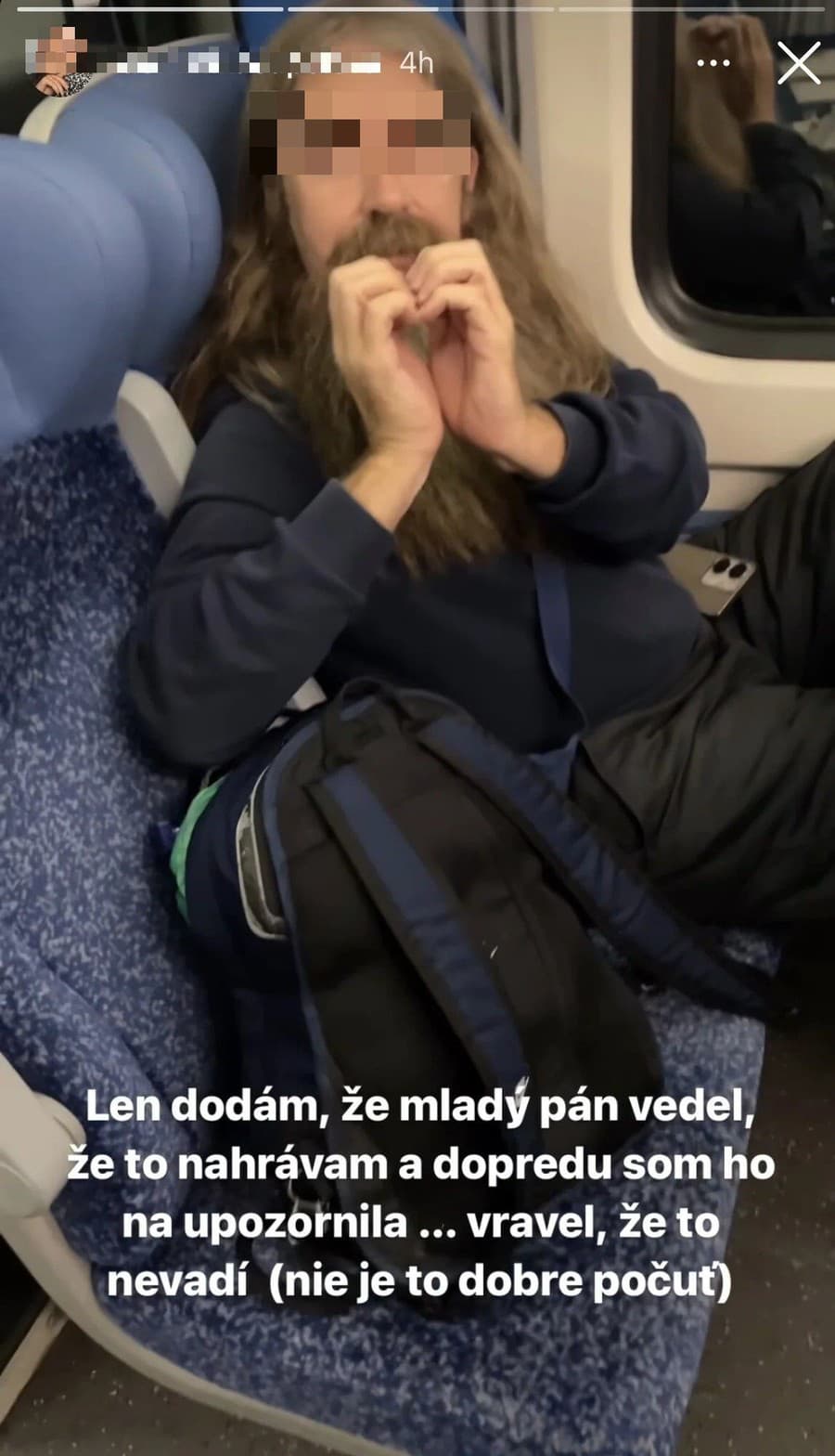 Úchylný muž obťažoval vo vlaku mladú ženu, ktorá si incident natočila na video.