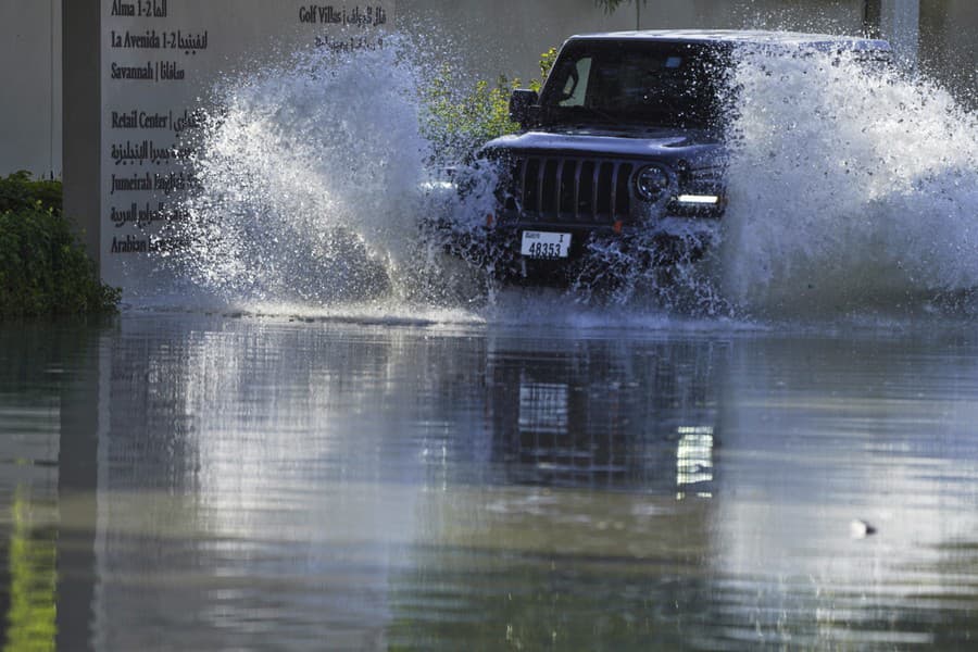 SUV jazdí cez zaplavenú