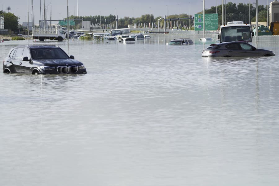 Potopené vozidlá na zaplavenej