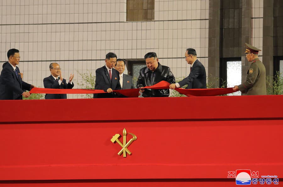 Kim pri príležitosti dokončenia druhej fázy výstavby bytových jednotiek symbolicky prestrihol červenú pásku.