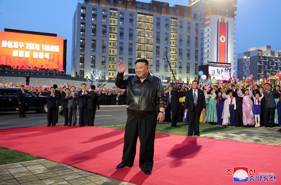 Vyobliekanému vodcovi nadšene tlieskali stovky prítomných Severokórejčanov.
