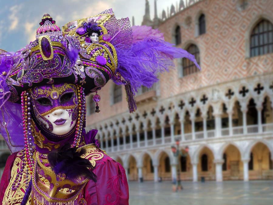 Benátky sú známe okázalými slávnosťami a festivalmi.