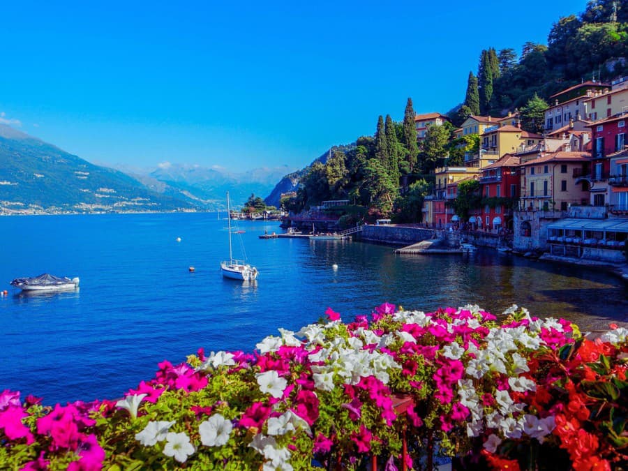 Lago di Como svojou krásou láka turistov z celého sveta.