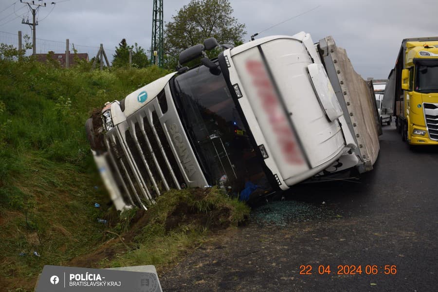 Na diaľnici D2 v smere z Českej republiky do Bratislavy došlo k nehode, pri ktorej skončilo nákladné vozidlo mimo vozovky.
