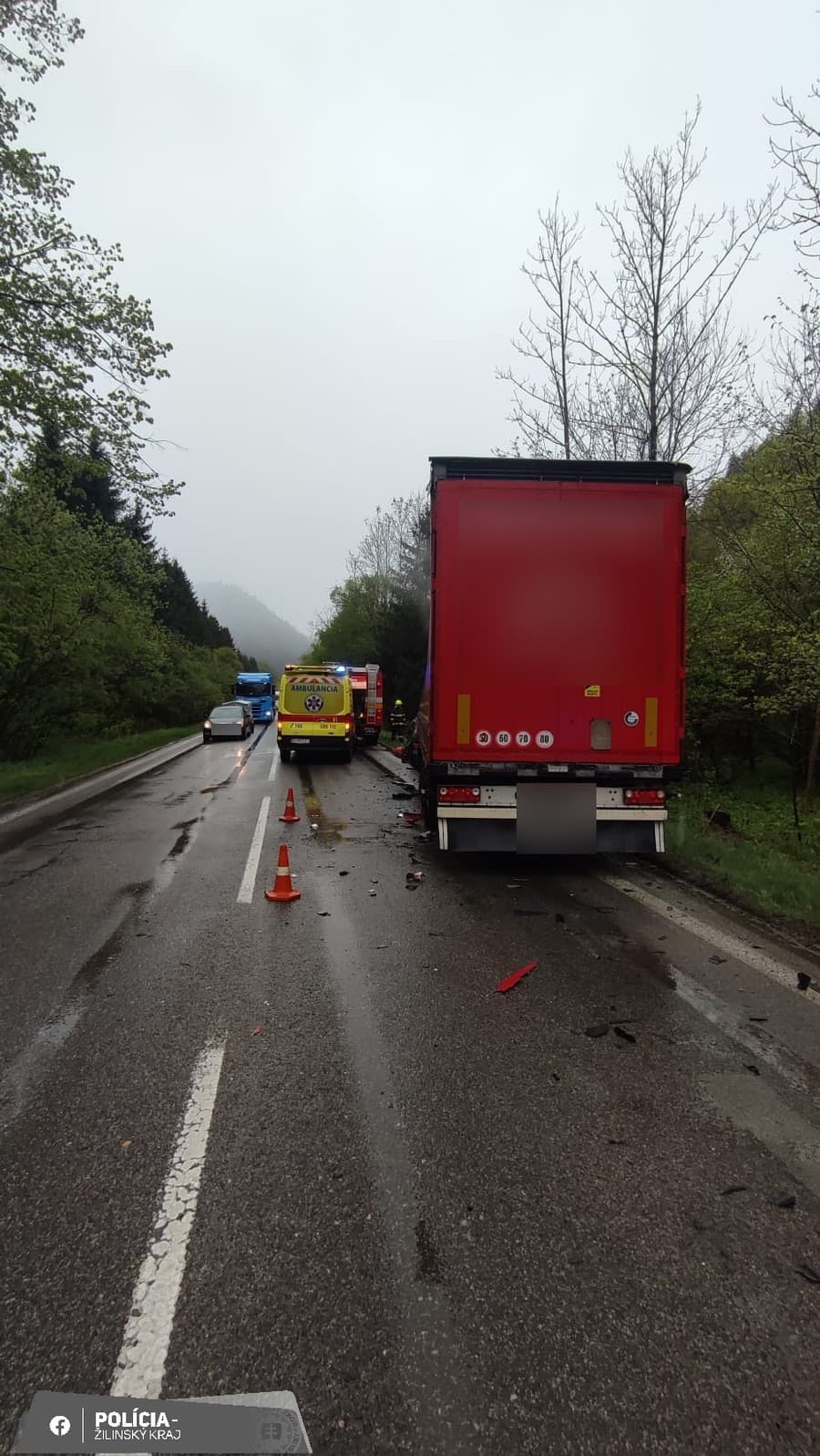 Medzi Ružomberkom a Donovalmi došlo k vážnej zrážke auta s kamiónom.