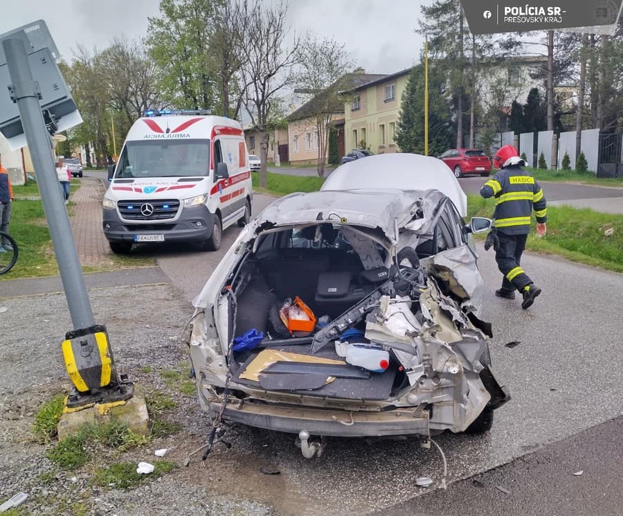 V obci Veľká Lomnica pod Tatrami sa pri zrážke vlaku s osobným autom zranil jeden človek. 