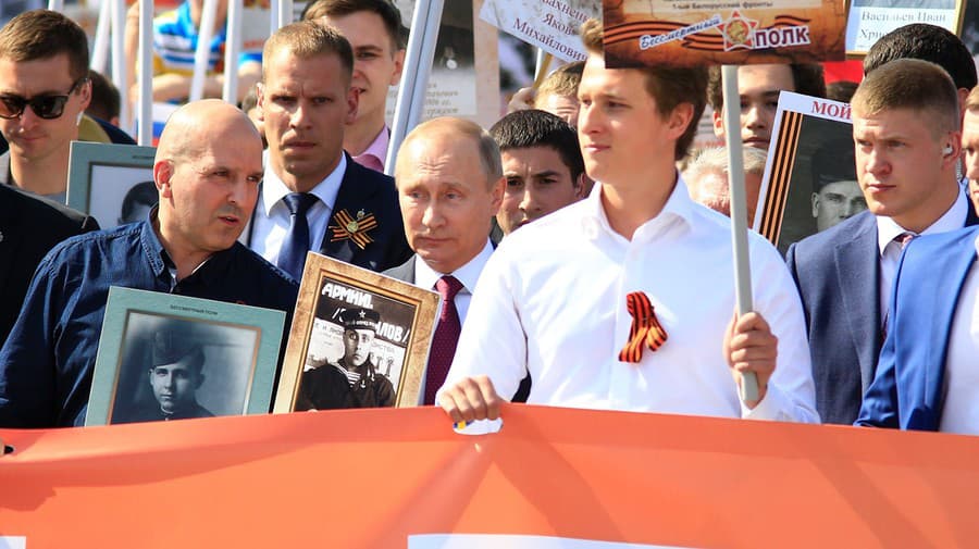 Putin s portrétom otca