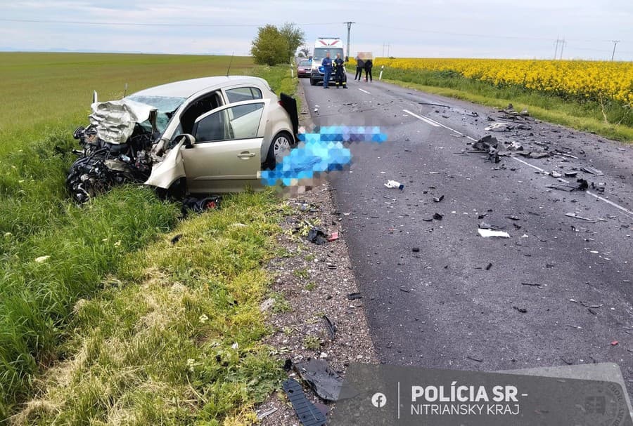 Pri zrážke dvoch osobných vozidiel v obci Horná Kráľová zomreli traja ľudia.