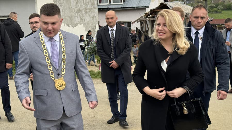 Na snímke prezidentka SR Zuzana Čaputová a starosta obce Zborov Ján Šurkala.