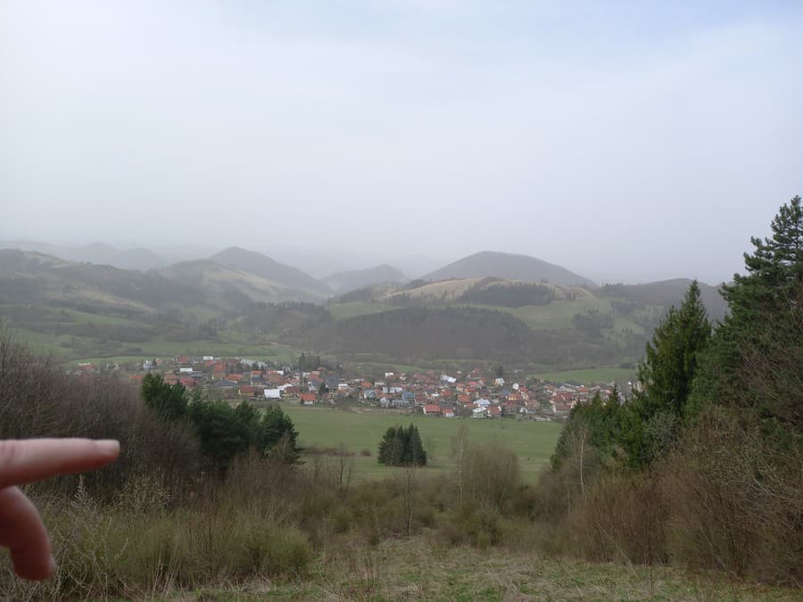 Štvorkolkári vyrážajú do zakázaných zón a zúfalí paraglajdisti si nevedia s nimi rady.