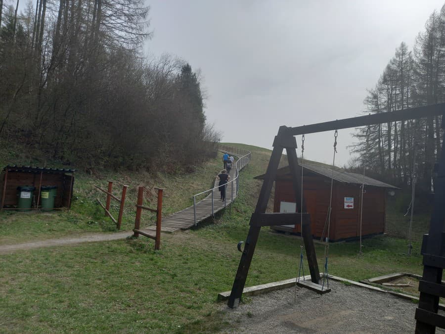 Štvorkolkári vyrážajú do zakázaných zón a zúfalí paraglajdisti si nevedia s nimi rady.