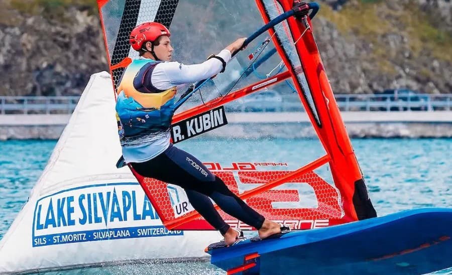 Slovenský windsurfista Robert Kubín.