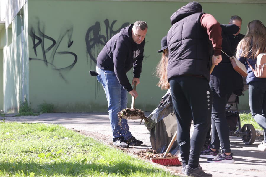 Andrej Danko upratuje bratislavskú