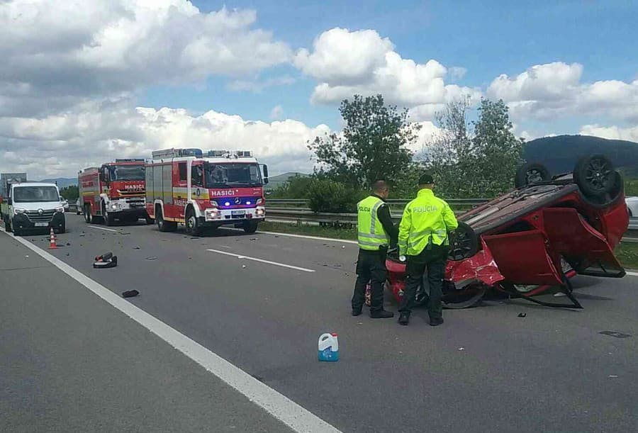 Po nehode troch vozidiel na diaľnici zostalo auto prevrátené.
