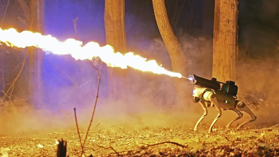 Robotický pes s plameňometom