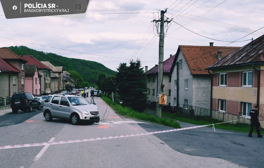 BMW sa najskôr zrazilo s iným autom na križovatke.