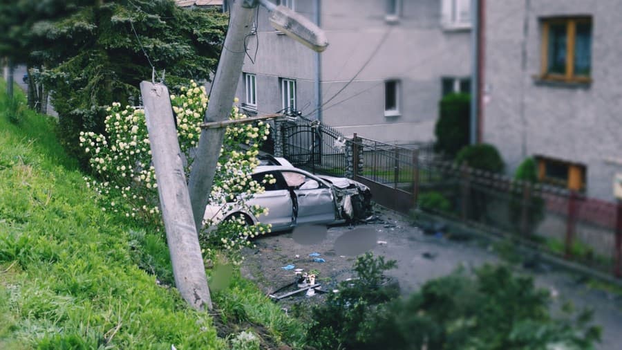 Auto narazilo do betónového stĺpu, ktorý sa zlomil. 