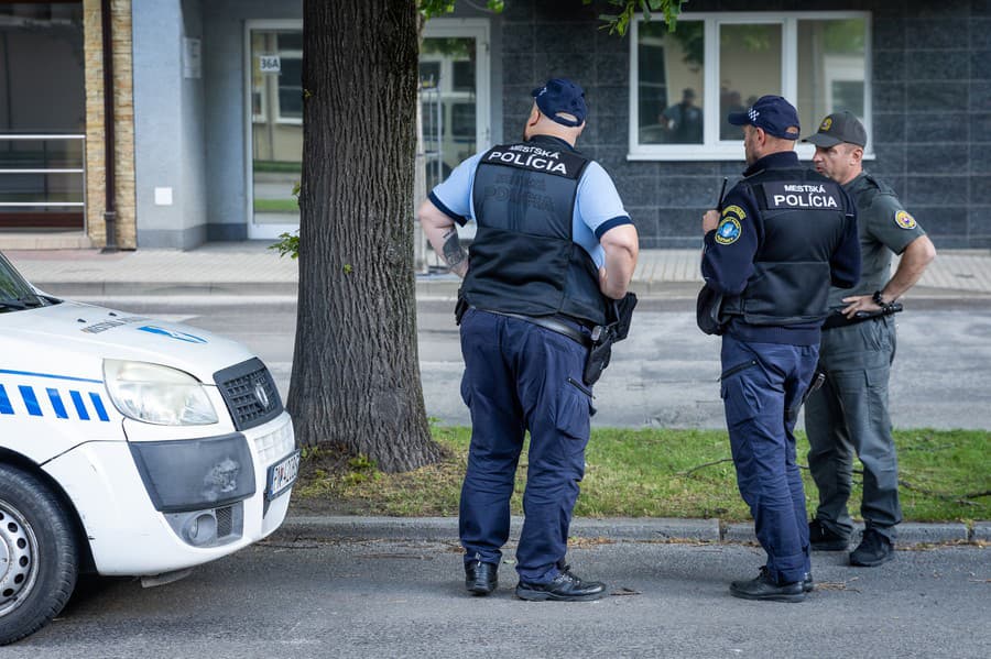 Rozhodovanie o podmienečnom prepustení mafiána Mikuláša Černáka na slobodu na Okresnom súde Trnava v Piešťanoch.
