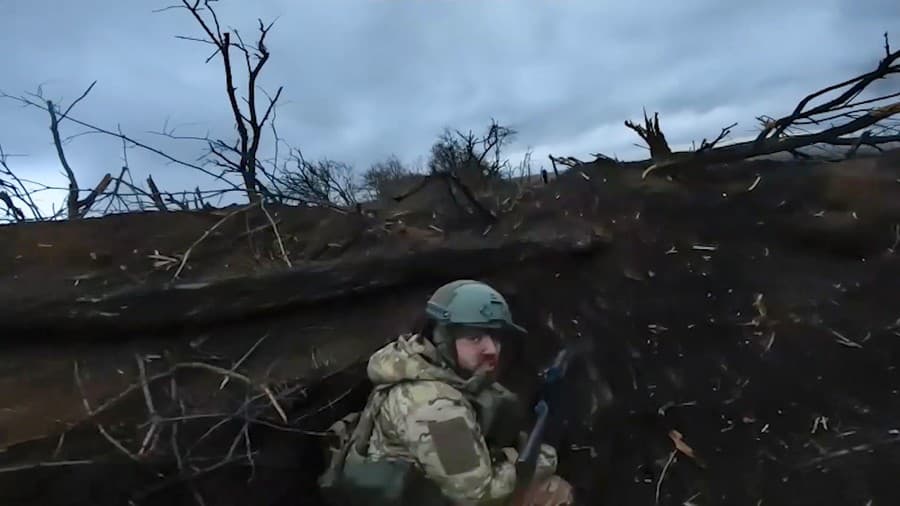 Ruský vojak útočí na
