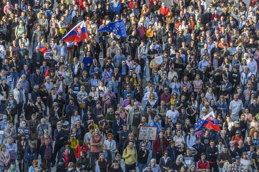 Účastníci protivládneho protestu hnutia