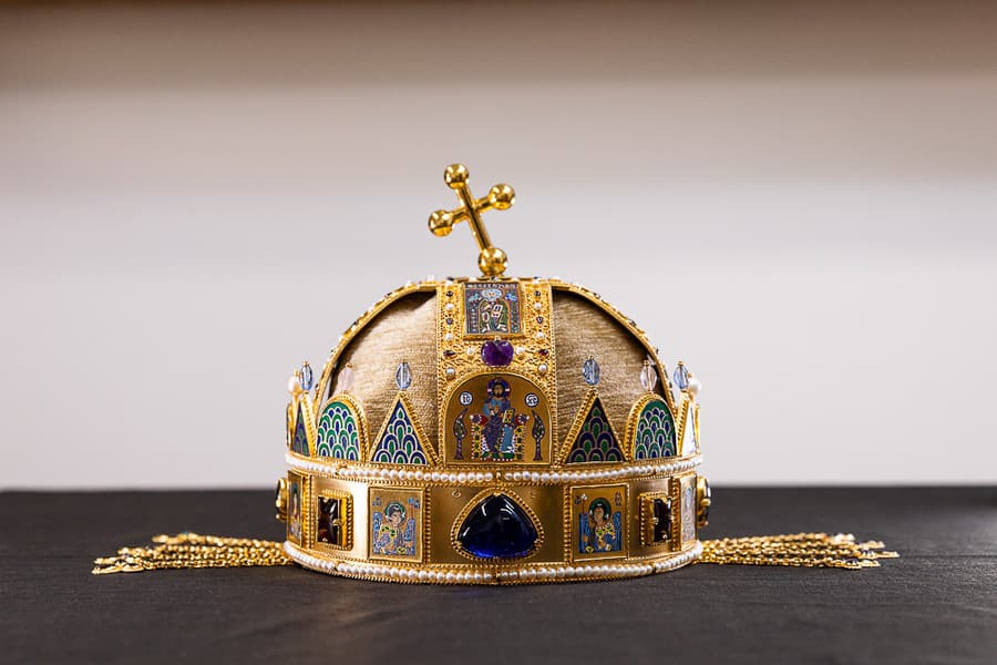 Replika uhorskej krášovskej koruny.