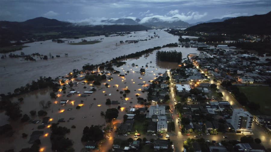 Ničivé záplavy postihli južnú časť Brazílie. 