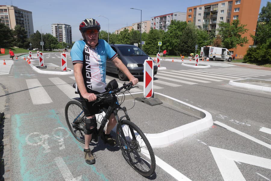 Podľa cyklistu Jaroslava ostrovčeky budú z hľadiska bezpečnosti zbytočné.