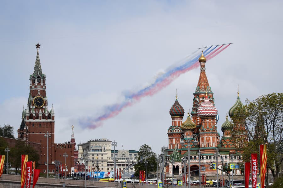 Bojové lietadlá Su-25 prelietavajú