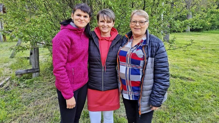 Prababička Jana (72), babka Janka (50) a mama Veronika (31), Bzince pod Javorinou (okr. Nové Mesto nad Váhom). Tri ženy spolu držia celý život v dobrom aj v zlom. Na nedeľu nepripravujú nič výnimočné, no vždy si na seba spomenú. Ich láska je nekonečná.