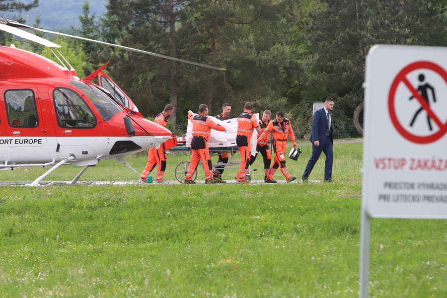 Zdravotníci prevážajú na nosidlách postreleného predsedu vlády Roberta Fica z helikoptéry do nemocnice v Banskej Bystrici 15. mája 2024. 