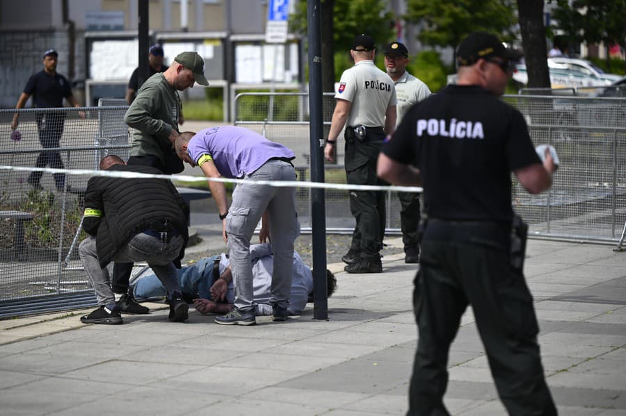 Na snímke policajti zatýkajú muža po streľbe na predsedu vlády Roberta Fica na výjazdovom rokovaní vlády v Handlovej v okrese Prievidza v stredu 15. mája 2024.