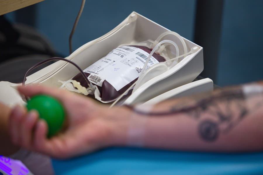 Desiatky záchranárov darovali krv, ktorá pomôže množstvu pacientov.