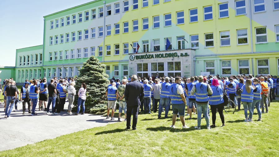 Pred firmou sa stretli stovky nespokojných zamestnancov, ktorí vyjadrili hlasný nesúhlas so situáciou. 