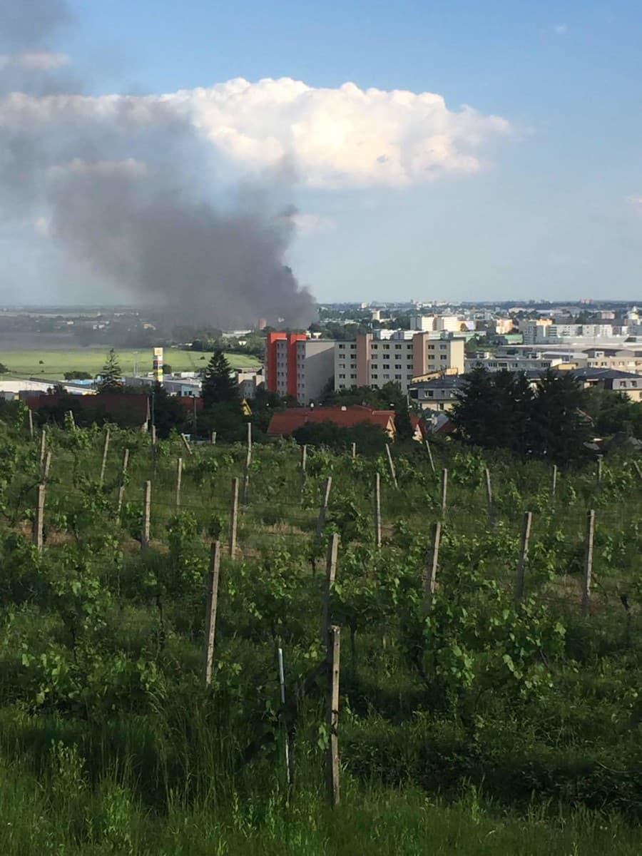 Požiar v Bratislave, Z miesta sa valí dym. 