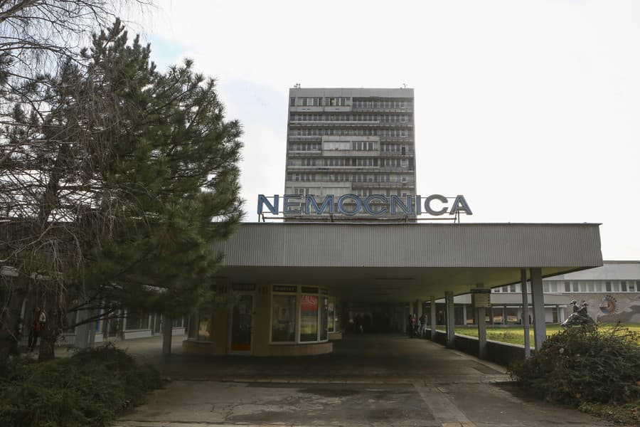 Mladá žena po druhom príchode do ružinovskej nemocnice odpadla a nastala mozgová smrť.