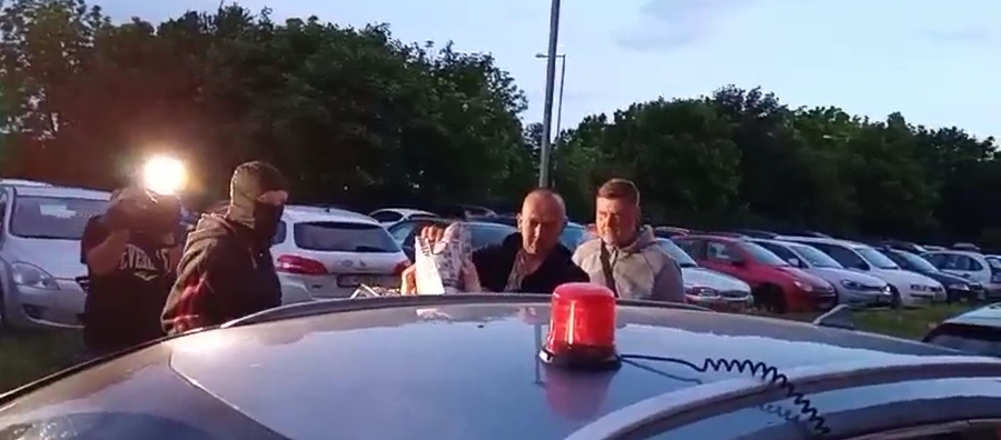 Muži zákona vyrazili do bytu Juraja Cintulu. Vvyviedli z neho jeho manželku, ktorá si tvár zakrývala novinami.