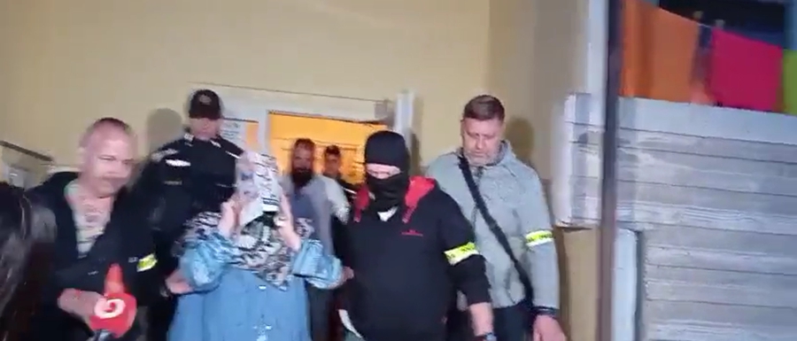 Muži zákona vyrazili do bytu Juraja Cintulu. Vvyviedli z neho jeho manželku, ktorá si tvár zakrývala novinami.