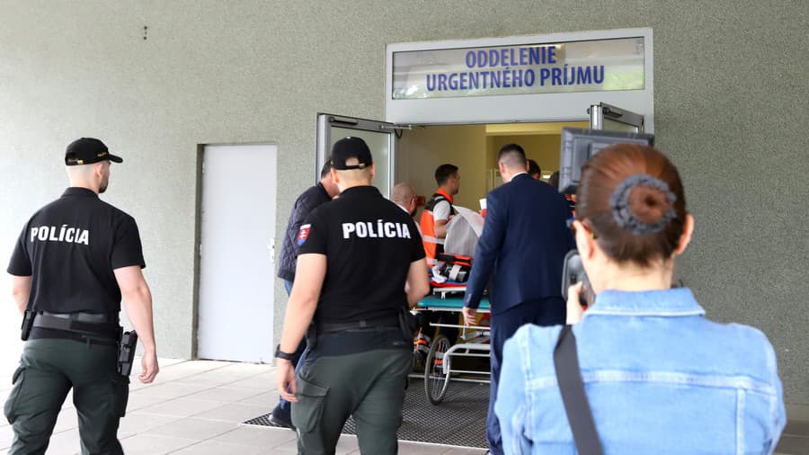 Zdravotníci prevážajú na nosidlách postreleného predsedu vlády Roberta Fica do nemocnice v Banskej Bystrici 15. mája 2024.