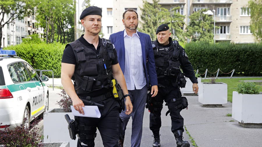 Hulsh sa aktuálne zdržiava na Slovensku.