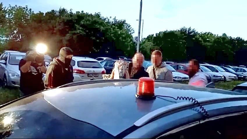 Útočníkova manželka prežíva ťažké obdobie, musela podstúpiť výsluch na polícii.
