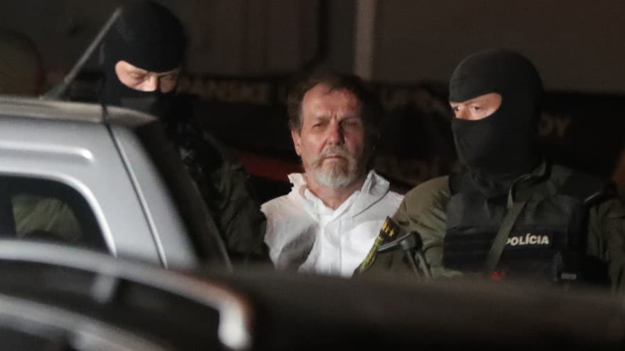 Handlová. 15. 5. 2024. 22.45 hod. Pri prehliadke vozidla bol Juraj celý čas vonku pred autom, kde ho strážili príslušníci NAKA.