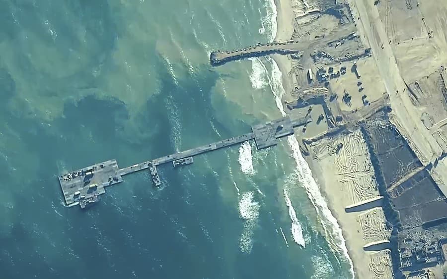 Na satelitnej snímke americkej armády humanitárne mólo, ktoré postavila americká armáda v Pásme Gazy.