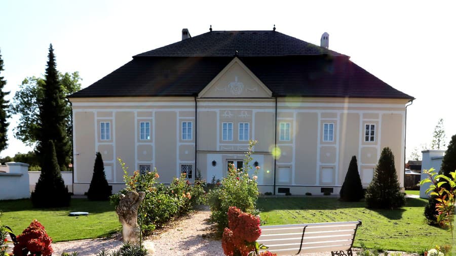 Obec Ostrá Lúka vo Zvolenskom okrese žila v sobotu oslavami 200. výročia narodenia ich rodáčky Adely Ostrolúckej.