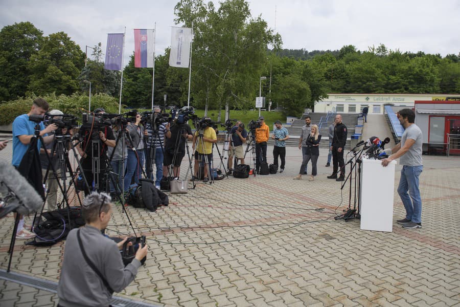 Premiérov stav je stabilizovaný, no naďalej vážny