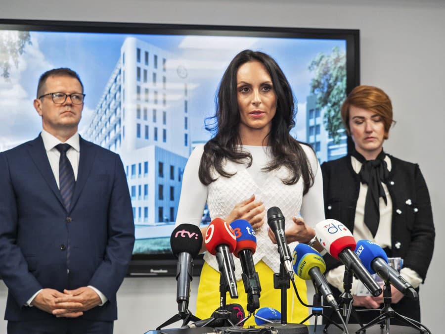 Podľa podpredsedu vlády P. Kmeca je premiér z najhoršieho vonku. Na snímke je s ministerkou Z. Dolinkovou a riaditeľkou nemocnice M. Lapuníkovou.