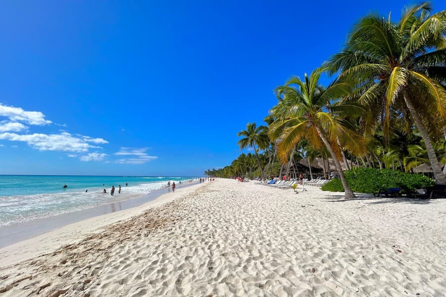 Plavba na nádherný ostrov Saona patrí k top výletom z letovísk Bayahibe i Punta Cana.