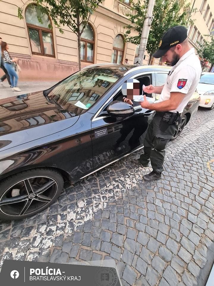 Policajti si posvietili na