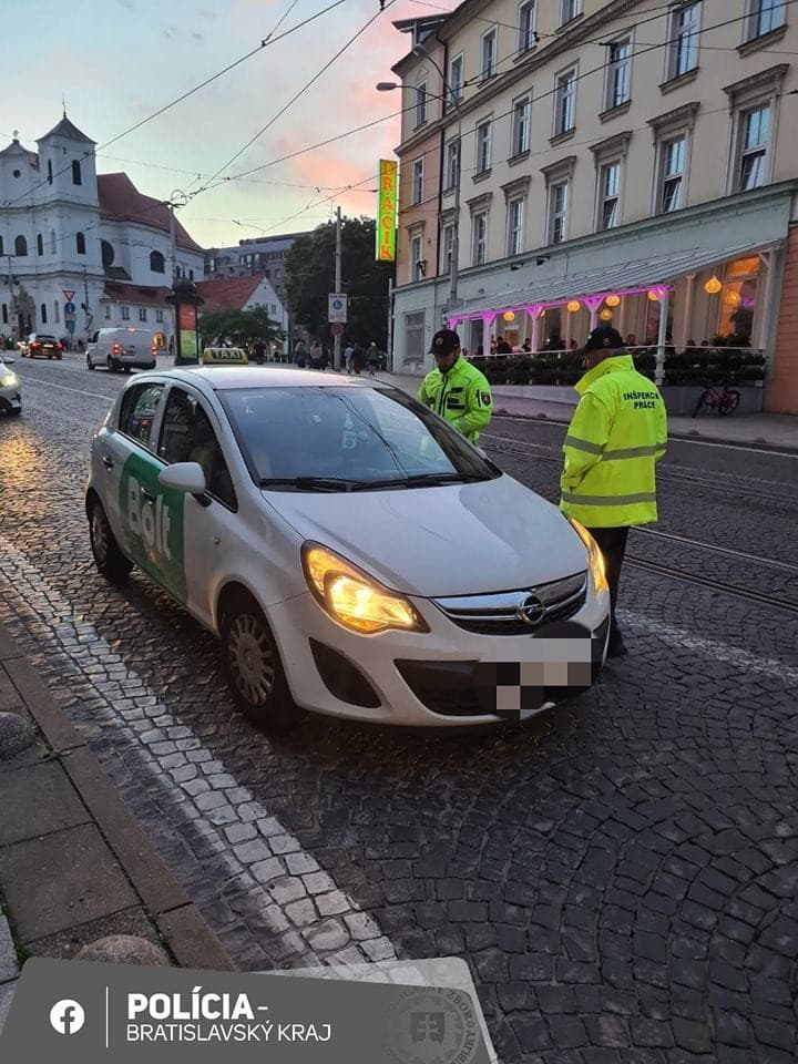 Policajti si posvietili na